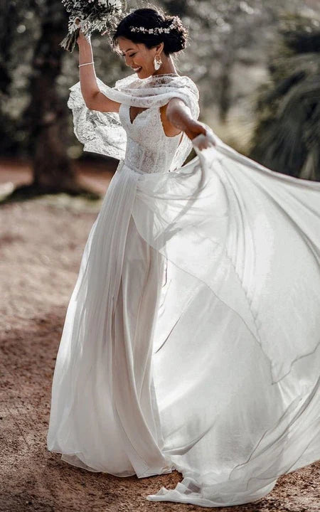 Vestido de novia sencillo de gasa con abertura frontal y capa de encaje para boda formal